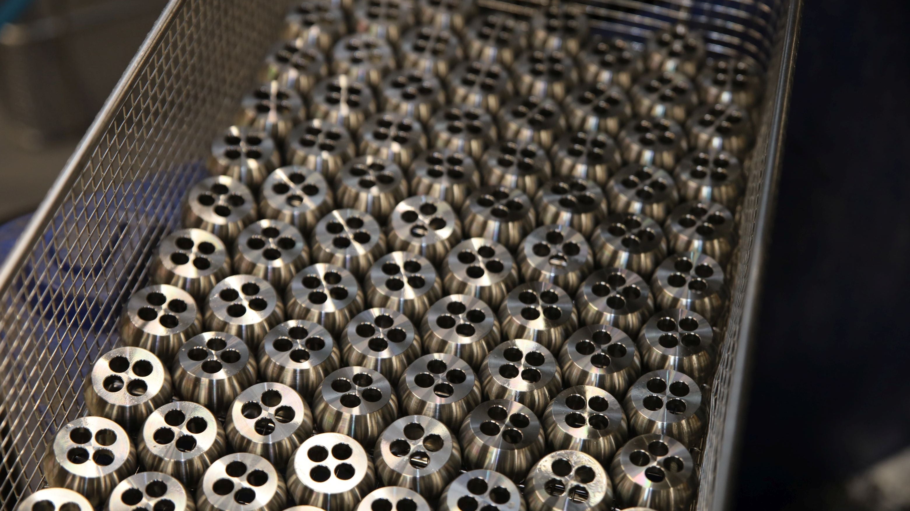 Edelstahl-Oberflächen erklärt: Geschliffen, gebürstet, poliert – was steckt dahinter?