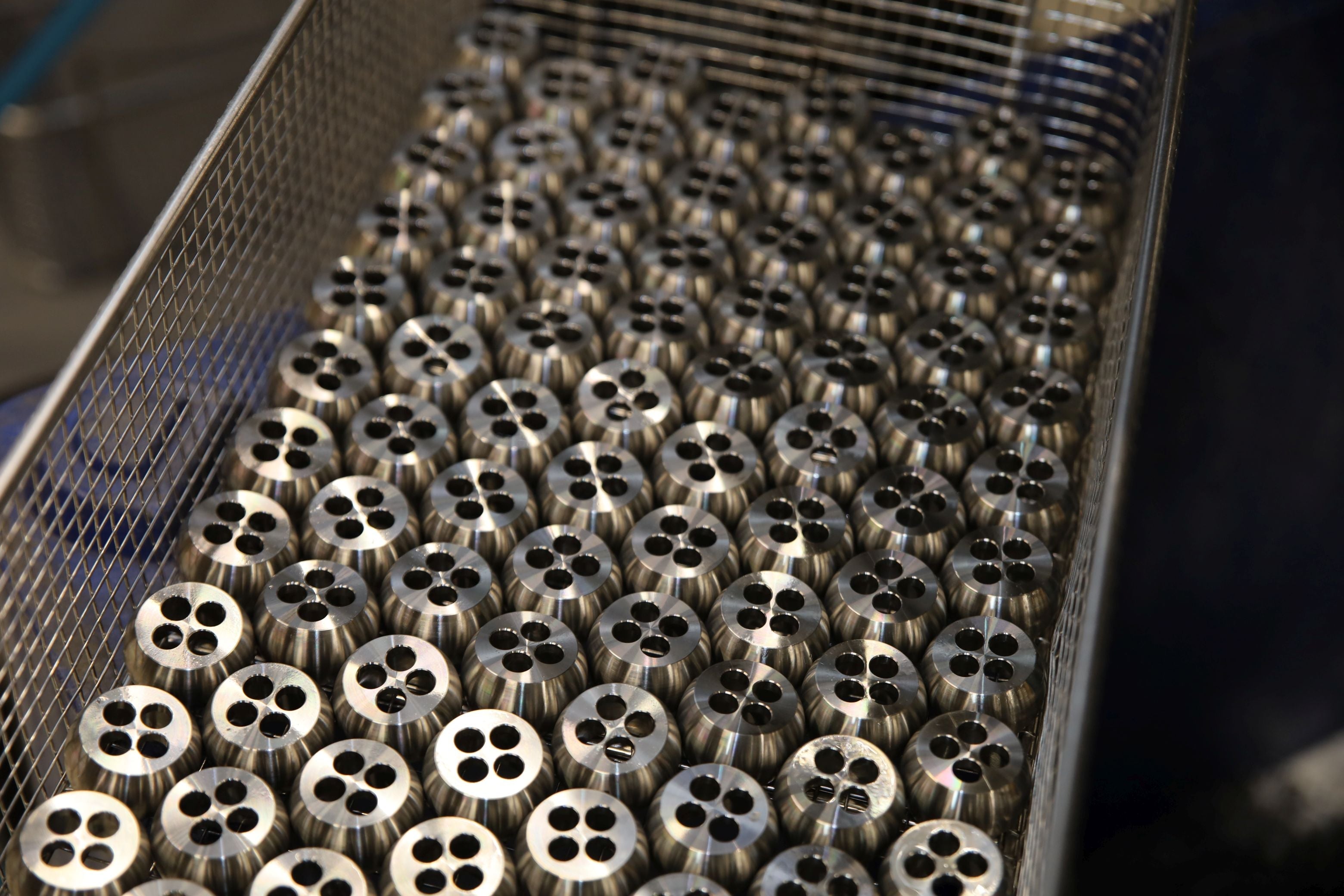 Edelstahl-Oberflächen erklärt: Geschliffen, gebürstet, poliert – was steckt dahinter?